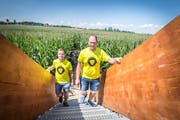 Die «Maila»-Veranstalter Andreas Beurer und Marc Azzali steigen auf den Aussichtsturm. (Bild: Andrea Stalder)