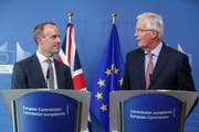 Der neue britische Brexit-Minister Dominic Raab (links) und der Brexit-Chefverhandler der EU, Michel Barnier, am Donnerstag vor der Presse in Brüssel. (Bild: Stéphanie Leqocq/EPA, Brüssel, 19. Juli 2018)