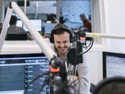 Moderator Joël Gilgen im Studio von SRF Musikwelle. Auf dem Volksmusiksender kommt jeder zweite gespielte Song aus der Schweiz. (Bild: Keystone/CHRISTIAN BEUTLER)