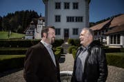 Thomas Roos, Gemeindepräsident von Ebersecken und Urs Kaufmann, Gemeindepräsident von Altishofen im Schlossgarten. Die beiden Gemeinden prüfen eine Fusion (Bild: Pius Amrein (Altishofen, 7. April 2017))