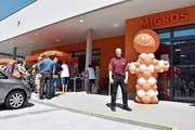 Eröffnungsfest der Migros Bütschwil lockte viele Kunden an (Bild: Anina Rütsche)