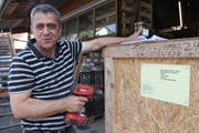 Mitarbeiter Arif Limani macht die Kisten für den Transport bereit. Er wird die Arbeiten in Albanien erledigen. Sein Vorteil: Er spricht Albanisch. (Bild: Christine Luley)