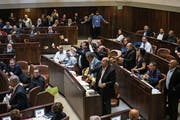 Arabische Abgeordnete protestieren gegen das neue Gesetz. (Bild: Olivier Fitoussi/AP (Jerusalem, 19. Juli 2018))