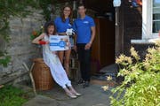 Eine finanzielle Hilfe, die sie gut gebrauchen könnten, sagt Eva Amstad (links) bei der Gutscheinübergabe durch Paula Smelko und Sämi Linder von der Umzugsplattform movu.ch. (Bild mas)