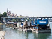 Mit schwerem schwimmendem Gerät wird in den nächsten Monaten in Basel die Schifffahrtsrinne im Rhein vertieft. (Bild: KEYSTONE/Georgios Kefalas) (Bild: KEYSTONE/GEORGIOS KEFALAS)