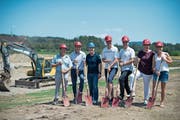 Sie vollführten mit ihren Spaten gemeinsam den ersten Schritt (von links): Hanspeter Elsener, Reto Hofer, Donald Kälin, Bruno Kamm, Kurt Erni, Carina Brüngger und Daniela Reichmuth. (Bild: Maria Schmid (Steinhausen, 19. Juli 2018))