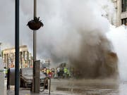 Bei der Explosion einer Dampfleitung in New York sind fünf Menschen von herumfliegenden Gegenständen getroffen und «sehr leicht verletzt» worden. (Bild: KEYSTONE/AP/RICHARD DREW)