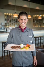 Küchenchef Claudio Renggli vom Restaurant Baulüüt im Campus Sursee (Oberkirch) mit einem grillierten Steak vom Eringer-Rind (Rezept für die Butter im Kasten rechts). Bild: Pius Amrein (29. Juni 2018)