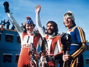 Überraschung im Olympia-Riesenslalom von Innsbruck 1976: Heini Hemmi (Mitte) und Ernst Good (links) feiern einen Doppelsieg - Ingemar Stenmark bleibt Bronze (Bild: KEYSTONE/EPA/STR)