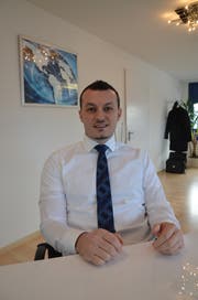Unternehmer, Politiker und Mensch mit mehreren Heimaten: Arber Bullakaj aus Wil. «Heimat ist dort, wo man sich wohl fühlt. Und das kann an mehreren Orten sein.»(Bild: Philipp Haag)