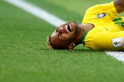 Neymar windet sich nach einem Tackle im Spiel gegen Serbien am Boden. (Bild: Matthias Schrader/AP)