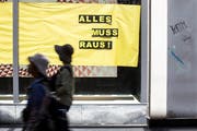 Leeres Schaufenster in der Altstadt von Luzern. Stadt und Geschäfte suchen nach Strategien, um den Standort Innenstadt zu stärken. (KEYSTONE/Alexandra Wey)