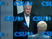 Der deutsche Innenminister und Vorsitzende der CSU Horst Seehofer will innerhalb von drei Tagen von beiden Ämtern zurücktreten, falls ein weiteres Krisengespräch mit Merkel am Montag keine Einigung bringt. (Bild: KEYSTONE/EPA/LUKAS BARTH)