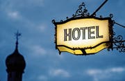 Egal wie schön das Schild ist – Hotelbuchungen finden immer mehr übers Internet und nicht beim Anbieter direkt statt. (Bild: Getty)