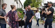 Moderator Nik Hartmann und Produzent Heikko Böhm (helles Hemd) sowie ein Kamerateam des Schweizer Fernsehens bei den Dreharbeiten mit Franziska und Marius Heeb von der Thurgauischen Koordinationsstelle für Fledermausschutz. (Bild: Yvonne Aldrovandi-Schläpfer)