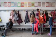 Blick in die Primarschule Willisau: Geht es nach sechs Luzerner Gemeinden, soll der Kanton den Kostenteiler in der Volksschulbildung mit den Gemeinden separat neu regeln. (Symbolbild: Boris Bürgisser)