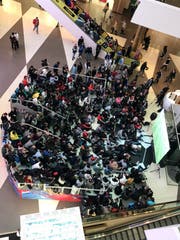 Im Einkaufszentrum Galeria ist das Public Viewing fleissig besucht. (Bild: Raphael Gutzwiller)
