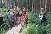 Wildhüter Fredy Arnold erläutert Details zu Fotofallenaufnahmen. (Bild: Paul Gwerder, Urnerboden, 1. Juli 2018)