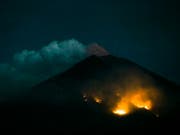 Waldbrände am Vulkan Agung nach einem Lava-Ausbruch (Bild: KEYSTONE/EPA/MADE NAGI)