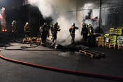 Beim Coop am Marktplatz standen mehrere Holzpaletten in Flammen. (Bild: Kantonspolizei St.Gallen)