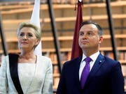 Will rund ein Drittel der obersten Richter pensionieren lassen: Polens Präsident Anderzeij Duda mit Agata Kornhauser-Duda, hier bei einem Empfang in Riga. (Bild: KEYSTONE/EPA/TOMS KALNINS)