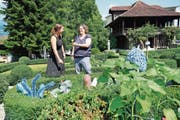 Museumsleiterin Carmen Kiser (links) mit Künstlerin Andrina Jörg im Garten mit seltsam fremden Gewächsen. (Bild: Romano Cuonz (Sachseln, 1. Juli 2018))