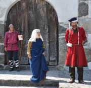 Die Gräfin erscheint vor dem Schloss.