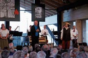 «Ihr habt heute Abend Grossartiges geleistet», sagt Konrad Hummler und bedankt sich nach der Aufführung bei sämtlichen Mitwirkenden und beim Publikum. (Bild: Peter Küpfer)