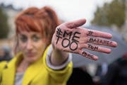 Mit Kampagnen wie «Verpfeife dein Schwein» in Paris stellen Frauen Männer an den Pranger wie im Mittelalter und verhalten sich damit wie früher Männer bei der Hexenjagd, schreibt Flasspöhler. (Bild: Christophe Petit Tesson/EPA)