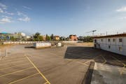 Das Baufeld A1 am Seetalplatz. In den doppelstöckigen Containern rechts sollen Büros und Ateliers entstehen, im einstöckigen Container in der Mitte gibt es eine Beiz. Links neben dem Gastrobetrieb wird der Garten eingerichtet und rechts davon ist Platz für Veranstaltungen. (Bild: PD)