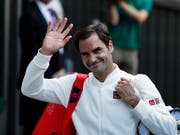 Der lange erwartete Moment: Roger Federer schreitet in Kleidern von Uniqlo auf den Centre Court in Wimbledon (Bild: KEYSTONE/EPA/NIC BOTHMA)