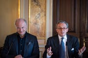 Gianandrea Noseda, Generalmusikdirektor ab September 2021, links, mit seinem Vorgänger Fabio Luisi ander Medienkonferenz des Opernhaus Zürich. (Bild: Melanie Duchene/KEYSTONE)