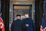Wer hat wen in der Hand? Kim Jong Un und Donald Trump beim historischen Gipfeltreffen in Singapur. (Bild: Kevin Lim/AP (12. Juni 2018))