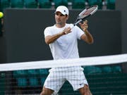 Roger Federer im Training in Wimbledon, wo er am Montagnachmittag sein Erstrundenspiel bestreitet (Bild: KEYSTONE/PETER KLAUNZER)