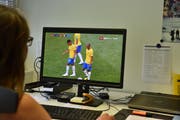 Fans müssen für das Spiel um 16 Uhr freinehmen. Die vom W&O angefragten Arbeitgeber reagieren verständnisvoll auf die Fussballfans. (Bild: Heini Schwendener)