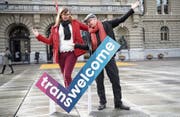   Henry Hohmann with Stefanie Hetjens, president of transgender networks, in front of the Federal Palace. (Photo: Peter Schneider / Keystone (Berne, March 7, 2018)) 