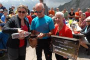 Segnung der Zwinglipasshütte: Katrin Blome, Hans Egli und Esther Schiess (von links). (Bild: Christiana Sutter)