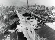 Gleiche Blickrichtung wie vor 1850 vom heutigen Kornhausplatz Richtung Osten: Die ehemals grüne Güggisbleiche ist zwischen 1900 und 1910 mit Bahnhof, Gleisanlagen und Lokremise überbaut. (Bild: Stadtarchiv Ortsbürgergemeinde St.Gallen)