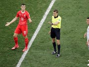 Die Schweden wissen, dass Granit Xhaka in England schon mehr als einmal die Rote Karte sah. Sie wollen den Schweizer Spielmacher provozieren. (Bild: KEYSTONE/AP/MARK BAKER)