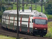 Die 35 Kompositionen der IC2000-Flotte erhalten eine Verjüngungskur. Danach sollen sie wieder für rund 20 Jahre fit und verkehrstauglich sein. (Bild: KEYSTONE/GAETAN BALLY)