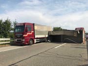 Wegen eines umgekippten Lastwagenanhängers bei Luterbach im Kanton Solothurn mussten Autofahrer Richtung Zürich rund 30 Minuten Wartezeit in Kauf nehmen. (Bild: Kantonspolizei Solothurn (@KapoSolothurn))