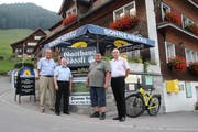 Die scheidenden und die neuen Vorstandsmitglieder der Genossenschaft: Philippe Jeanmaire, Rolf Geiger, Heiri Rhyner und Mathias Arendt (von links). (Bild: Martin Knoepfel)