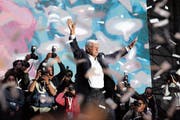 Der strahlende Sieger: Mexikos neuer Präsident Andrés Manuel López Obrador. (Bild: Alex Cruz/EPA (Mexiko-Stadt, 2. Juli 2018))