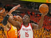 Houstons Center Clint Capela (rechts) versucht an Rudy Gobert von den Utah Jazz vorbeizukommen (Bild: KEYSTONE/AP/RICK BOWMER)