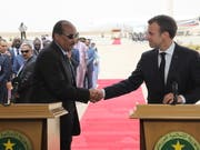Mauretaniens Präsident Mohamed Ould Abdel Aziz (links) begrüsst Frankreichs Präsident Emmanuel Macron (rechts) am Montag in Nouakchott zum Afrika-Gipfel. (Bild: KEYSTONE/EPA AFP POOL/LUDOVIC MARIN / POOL)
