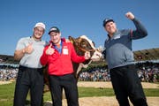 Christian Schuler, Joel Wicki und Christian Stucki (von links) bejubeln den Festsieg am 112. Innerschweizer Schwing- und Älplerfest in Ruswil. (Bild: Philipp Schmidli, 1. Juli 2018)