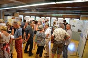 Eine Ausstellung zum Schulhaus sorgte für angeregte Diskussionen. (Bild: Sara Carracedo)