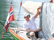 Der royale Segler macht sein Boot bereit: König Harald V. vor der Regatta in Langenargen am Bodensee. (Bild: KEYSTONE/AP dpa/FELIX KAESTLE)