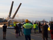 Die Zwillingskamine auf dem Raduner Areal in Horn TG wurden im November 2015 gesprengt. Die Industriebrache war zuvor bei einem Grossbrand weitgehend zerstört worden (Bild: KEYSTONE/GIAN EHRENZELLER)