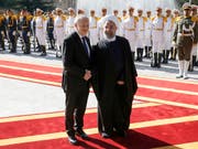 Es wird zum Wiedersehen kommen: Bundesrat Johann Schneider-Ammann hatte Irans Präsidenten Hassan Ruhani im Februar 2016 in Teheran zum Gegenbesuch in die Schweiz eingeladen. Ruhani wird nun am Montag in Bern erwartet. (Bild: KEYSTONE/PETER KLAUNZER)